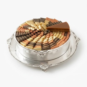 Support à chocolats argenté avec assortiment de chocolats haut de gamme emballés et une tranche de gâteau au caramel pour la présentation de cadeaux de mariage ou de fêtes - Product Image 1