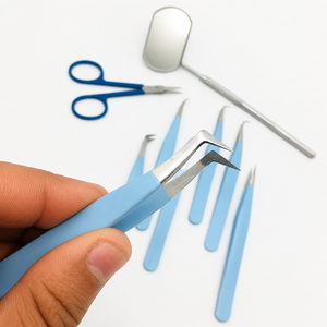 Pince à épiler noire personnalisée pour cils, à pointe angulaire, avec embouts de précision, poignées texturées diamant, en acier inoxydable, écologique et durable, pour sourcils - Product Image 1
