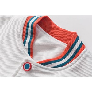 เสื้อแจ็คเก็ตวาร์ซิตี้สีขาวสำหรับผู้ชาย สไตล์ลำลอง ปักลายตัวอักษร ปกเสื้อพับได้ ทรงปกติ เหมาะสำหรับใส่ในฤดูหนาว ระบายอากาศได้ดี ตกแต่งด้วยผ้าแบบแพทช์เวิร์ค - Product Image 6