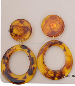 Boucles d'oreilles pendantes en résine pour femmes luxueuses fabriquées à la main Couleurs personnalisées Accessoires de mode hautement polis d'Inde - Product Image 2
