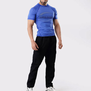 Camiseta de compresión ligera y ajustada para hombre, camiseta de compresión de color sólido de alta calidad para entrenamiento. - Product Image 5