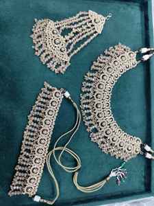 Parure DHANLAXMI plaquée or avec collier ethnique en forme de cloche et boucles d'oreilles pendantes ornées de zircons en alliage de zinc pour mariage féminin - Product Image 2