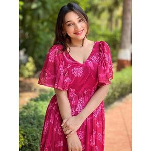 ชุดเดรสแม็กซี่พิมพ์ลายดอกไม้สีชมพูสำหรับผู้หญิง คอวี แขนพอง กระโปรงยาวทรงบาน - Product Image 3