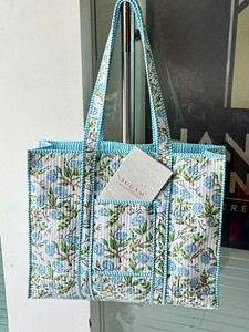 Bolso Tote Acolchado Reversible de Algodón Ecológico Hecho a Mano con Estampado de Bloques, Cierre Abierto, Tamaño Grande, Diseño Floral Kantha para Verano y Otoño - Product Image 4