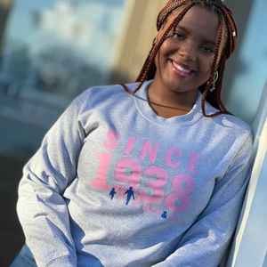 เสื้อสเวตเชิ้ตคอกลมแจ็คแอนด์จิลสีเทาตั้งแต่ปี 1938 เสื้อสเวตเชิ้ตกราฟิกสำหรับผู้ชายและผู้หญิงสวมใส่สบายเสื้อสเวตเชิ้ตแขนยาว - Product Image 3