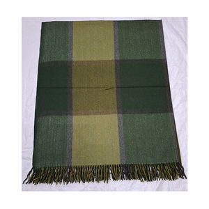 Couverture légère et chaude à carreaux vert sauge mélangée pour pièce climatisée et utilisation en hiver doux, avec toucher doux et agréable. - Product Image 1