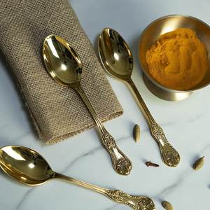 Cuillère à dessert dorée haut de gamme pour hôtel, avec manche en laiton et motif lune antique en relief, idéale pour la maison et les dîners d'hôtel - Product Image 1
