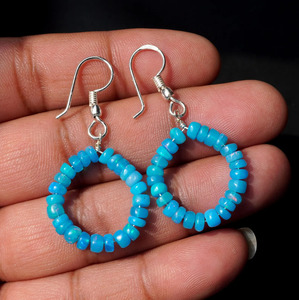 Boucles d'oreilles en opale éthiopienne bleue, perles lisses de 5 mm, argent 925 et or 14 carats - Product Image 1