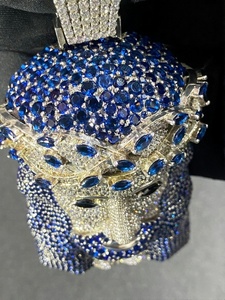 Pendentif Jésus vintage en argent 925 plaqué rhodium, serti de moissanite taille brillant, avec breloque couronne et micro-incrustation bleue et blanche - Product Image 1
