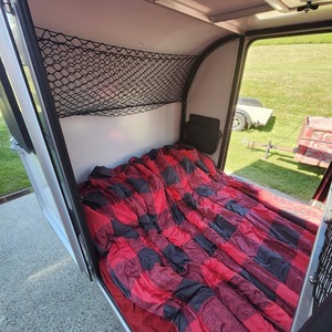 Remolque de Viaje Tipo Lágrima, RV Portátil para Acampar con Cama Grande, Red de Almacenamiento Interior y Portaequipajes de Techo - Product Image 4