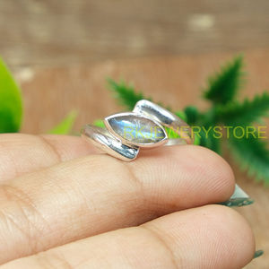 Anillo de Labradorita Azul Natural para Mujeres y Hombres |   Anillo de Labradorita con Forma de Marquesa y Bisel de Plata de Ley Hecho a Mano - Product Image 3