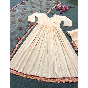 PANTALON KURTA COUPE NAYRA EN SOIE DE COTON MASKA PUR AVEC FILET PAPILLON AVEC BRODERIE TRAVAIL DUPATTA - Product Image 1