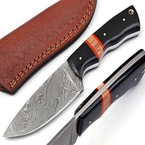 Cuchillo de Caza y Camping de Acero de Damasco Hecho a Mano y Personalizable con Mango de Cuerno de Búfalo, Hoja Fija y Funda de Cuero OEM - Product Image 1