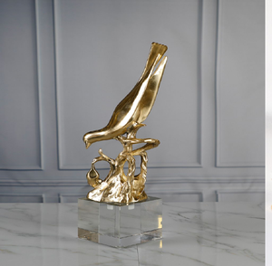 Modernas figuras de aves grullas doradas con detalles únicos de cristal gris en la cola, disponibles a precios de mayorista. - Product Image 6