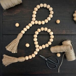 Guirlande de perles artisanale pour décorations de mariage, événements et fêtes, guirlandes décoratives murales par Curio Craft - Product Image 1