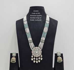 Ensemble collier long Kundan de qualité supérieure 12835 avec boucles d'oreilles, pendentif orné de perles Moti pour mariage, fête ou tenue de mariée - Product Image 3