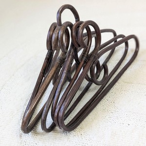 Perchas de ratán natural hechas a medida a precio de fábrica, perchas de calidad premium para organizar la ropa - Product Image 2