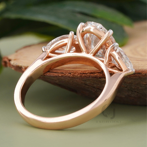 Anillo de Tres Piedras con Diamantes Cultivados en Laboratorio de Corte Ovalado de 2.36 CT en Oro Rosa de 14K para Mujer, Claridad VVS-VS DEF, Piedras Laterales en Forma de Pera, de Rudakiya Brothers - Product Image 3