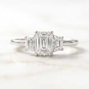Bague en diamant de laboratoire taille émeraude, trois pierres, en platine, pour fiançailles, bijoux de mariée, cadeau d'anniversaire pour elle, bague unique - Product Image 5