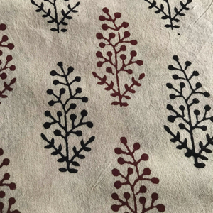 ผ้าฝ้ายพิมพ์ลายด้วยมือ ลายดอกบูติสีแดงและดำบนพื้นสีธรรมชาติ |   ตลาดขายส่งเจียปุร์ - Product Image 1