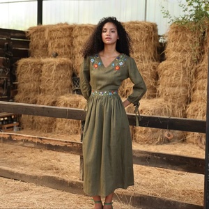 Vestido midi bohemio chic verde oliva de lino bordado con mangas tres cuartos, cuello en V floral, corte en A, estilo cottage core para mujer - Product Image 3