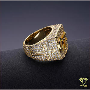 Anillo de moda para hombre de plata 925 con diamante cultivado en laboratorio, acabado en tono dorado y estilo de letra llamativa. - Product Image 6