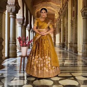 ชุดเลเฮนกาโชลีผ้าไหมบานาราซี ดีไซน์กระโปรงลายดอกไม้สุดหรู พร้อมเสื้อคลาสสิกทรงพอดีตัว ผ้าคลุมไหล่ขอบหรูหรา เหมาะสำหรับงานแต่งงานและเทศกาลดีวาลี - Product Image 3