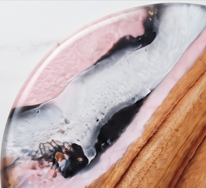 Planche à fromage ronde en bois artisanale avec résine rose, plateau de service et couteau à fromage pour la cuisine - Product Image 2
