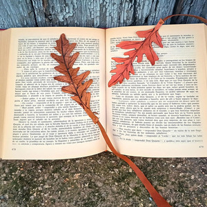 Marcapáginas de lujo hecho a mano con diseño de hoja de arce en cuero, ideal para lectura y coleccionismo, en venta. - Product Image 1