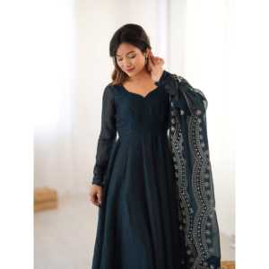 Robe de soirée brodée de créateur avec dupatta, tenue de soirée avec travail de sequins - Product Image 1