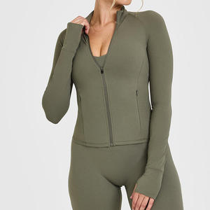Chaqueta de yoga verde oliva de manga larga con cuello alto y espalda cruzada, sin costuras, elástica en cuatro direcciones, de spandex y poliéster, shorts de color sólido de secado rápido. - Product Image 1