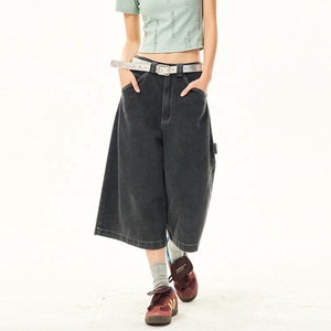 Shorts cargo de mezclilla gris oscuro de cintura alta para mujer con cinturón y bolsillos laterales - Product Image 3
