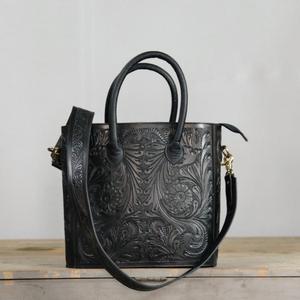 Sac fourre-tout vintage en cuir véritable noir avec embossage floral, deux poignées, bandoulière, utilisation quotidienne toutes saisons - Product Image 1