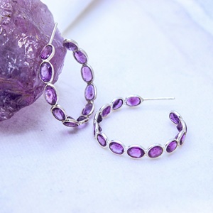 Boucles d'oreilles créoles ouvertes en argent sterling 925 massif avec améthyste naturelle ovale sertie clos, bijoux fins Memoria Jewels, vente en gros - Product Image 5