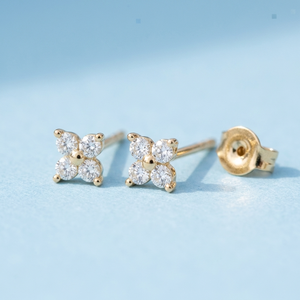 Pendientes de Oro de 10K con Diseño de Trébol y Mariposa con Diamantes Engastados en Garra, Pendientes Modernos Chapados en Oro para Aniversario de Mujer - Product Image 3