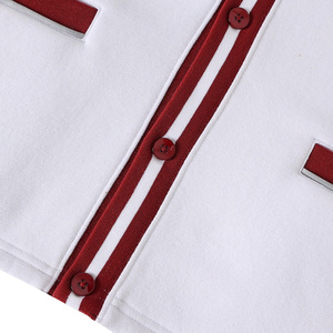 เสื้อคาร์ดิแกนวาร์ซิตี้สีขาว สำหรับชมรมมหาวิทยาลัยและชมรมพี่น้อง  เสื้อสเวตเตอร์วาร์ซิตี้แบบกำหนดเองพร้อมแขนเสื้อลายทาง จำหน่ายจำนวนมาก - Product Image 2