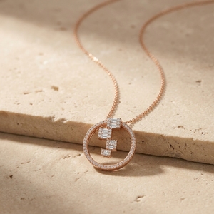 Collar con Colgante de Diamantes Minimalista en Oro Rosa de 10K, Diseño Geométrico Circular, Diamantes Cultivados en Laboratorio con Corte Baguette, Motivo Escalonado - Regalo para Fiestas - Product Image 2