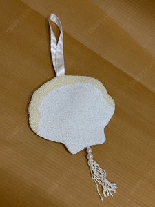 Bolso de mano artesanal de lujo con cuentas blancas, flecos de perlas y borlas, tipo minaudière, para novias, bodas, fiestas y eventos. - Product Image 5