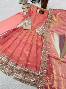 Robe Anarkali en soie rose traditionnelle indienne et pakistanaise pour femmes, longueur ras du sol, tenue de mariage brodée, coupe classique - Product Image 3