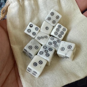 Dados de Cuerno de Búfalo Cuadrados Pulidos Naturales de ILAHI, Ecológicos con Patrones de Grano, Ideales para Religiosos, Feng Shui, RPG y Juegos de Mesa - Product Image 1