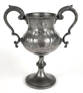 Trofeo de metal dorado de primera calidad para premio de campeonato de karate disponible para suministro al por mayor desde India - Product Image 5