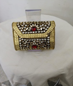Mini Bolso de Mano Kundan de Latón, Chapado en Oro, Diseño Personalizado Hecho a Mano, para Uso Nocturno, con Diamantes y Cierre de Hebilla - Product Image 6