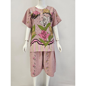 Pyjama court pour femme, manches courtes et pantalon court, confortable à porter au quotidien, en tissu rayonne. - Product Image 4