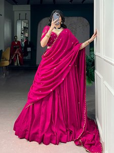 Sari de Seda Rosa con Bordado Dorado, Traje Tradicional Indio para Bodas, para Mujer, Largo hasta el Suelo, Corte Regular - Product Image 1