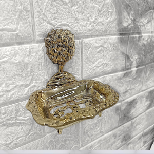 Porta jabón ornamental con acabado dorado, un soporte floral texturizado y una base decorativa de filigrana. Disponible a precios de mayorista. - Product Image 2