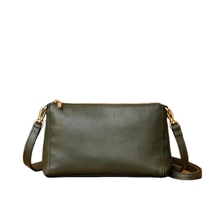 El artículo en la imagen es una bolsa de cuero tipo bandolera Charlie Middleton Seaweed Dual Zip. - Product Image 1