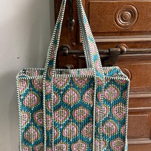 Bolso Tote Acolchado Estilo Bohemio con Patrón Floral Rosa sobre Lona Verde Azulado, Cierre Abierto, Tamaño Grande para Compras en Todas las Estaciones - Product Image 6