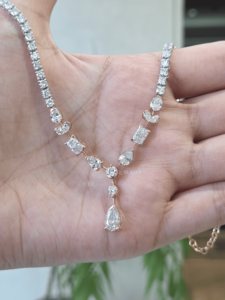 เพชรเลี้ยงในห้องปฏิบัติการทรงบริลเลียนต์ 5.90 กะรัต ทอง 14k รับรองโดย IGI สี E แฟนซีไลท์ รูปทรงหยดน้ำ จี้แบบฝังหนามเตย หรูหราสำหรับผู้หญิง - Product Image 4