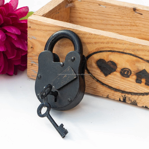 Candado Rectangular Vintage de Hierro Plateado con Llave, Arte Popular Decorativo, Cerradura de Seguridad para Puerta de Casa o Gabinete, Regalo, METAL OVERSEAS - Product Image 1