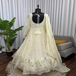 Conjunto Anarkali de Seda Elegante VASTRA COTTAGE con Pantalón de Algodón con Bordado de Lentejuelas y Dupatta Bordada, Ropa Festiva para Bodas para Mujer - Product Image 3